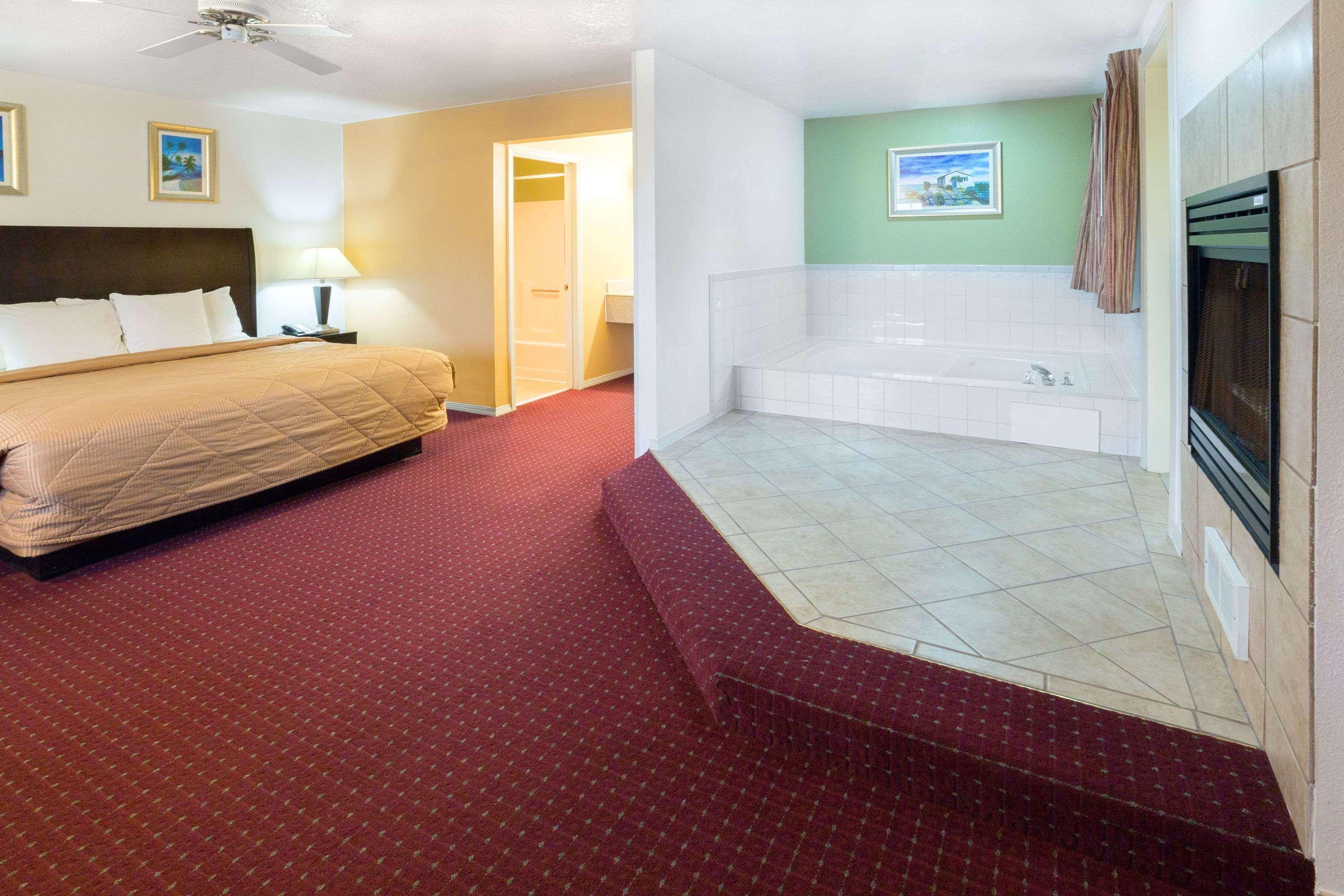 Days Inn By Wyndham Newport Or Exteriér fotografie