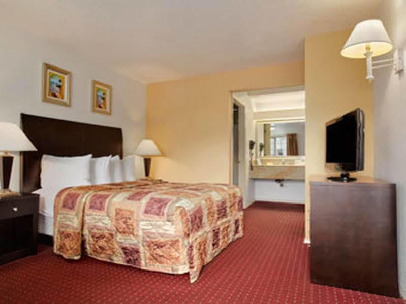 Days Inn By Wyndham Newport Or Exteriér fotografie